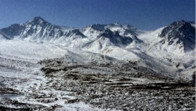 青海互助警方伸出援手路基坍塌