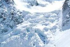 西藏阿里日土县东汝乡发生雪崩９人被埋