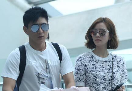 吴奇隆刘诗诗现身机场 走一路聊一路