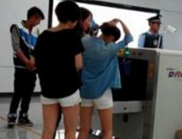 北京地铁女乘客携带枪支 安检员用暗语沟通