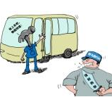 司机领队遗体在正副驾驶座 右后车门有8遗体堆迭