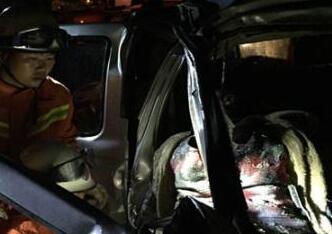 云南楚大高速6车连环相撞3人被困 2人当场死亡