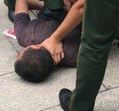 男子袭击北京站武警哨兵10秒内被制服