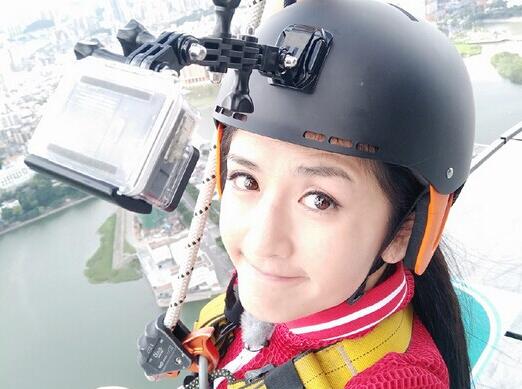 谢娜晒300米高空自拍 自曝“腿都是软的