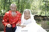 伉俪情深 百岁老人携手80年首拍婚纱照