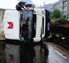 湖南攸县载31人大巴侧翻已致两死多伤