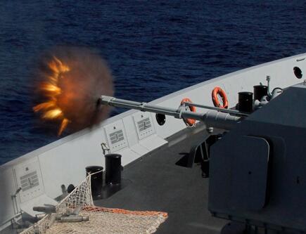 &ldquo;环太&rdquo;军演：中国海军编队主炮对海上移动靶射击