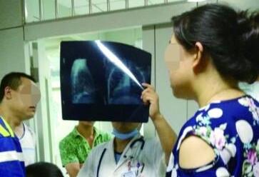 济南一游泳池疑氯气泄漏 27人送医含12名儿童