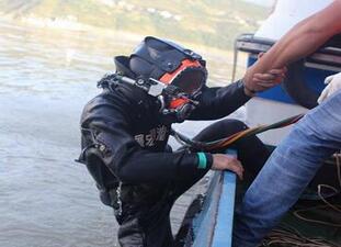 重庆巫山快艇翻沉10人获救　仍有4人下落不明