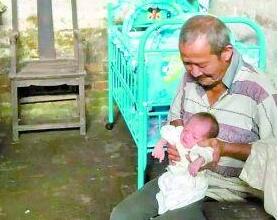 广东73岁老汉卖牛娶妻老来得子 为奶粉钱发愁