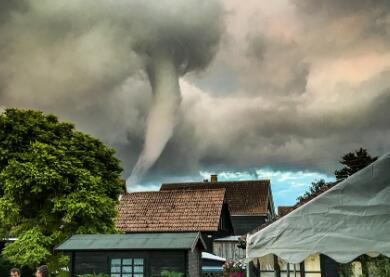 海上龙卷风席卷英国小镇 场面壮观堪比大片