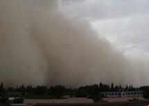 甘肃河西走廊“高烧”中现罕见“飞沙”