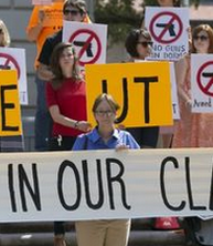 美国德州大学生可以持枪上学了