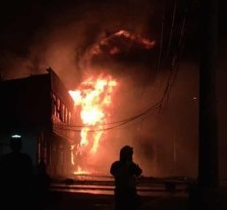 北京新宫五金市场起火3小时 建筑过半已烧塌