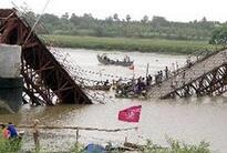 印度一高速路桥梁坍塌 至少40人失踪落水