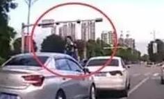 司机变道被追尾后驾车逆行冲撞对方车辆