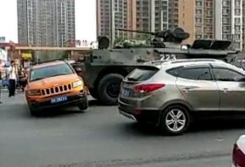 私家车随意穿插任务军车车队 剐蹭装甲车