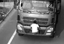 陕西一男子扒车牌前故意遮挡 “走红”网络