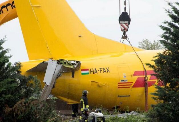 意大利一货运飞机降落时失控 冲上公路