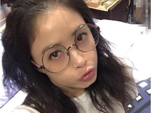 蒋欣晒自拍网友大赞素颜美 耿直回复：我化妆了