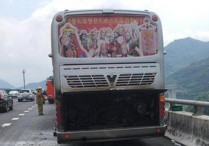 台湾旅游大巴行驶中引擎冒烟 所幸未酿伤亡