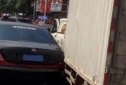 厢货追尾600万元迈巴赫 预计维修费用数十万元