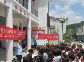 陕西省西乡交警大队车管所开启便民“通道”