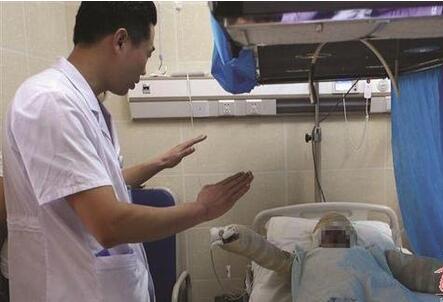 留守女孩给家人做饭 厨房煤气爆燃烧成“火人”