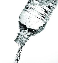 瓶装水放汽车里会变“毒水”?专家：基本不会