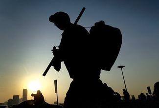 人社部：农村贫困劳动力跨省打工给交通补助