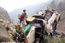 巴控克什米尔地区一客车坠入山谷致22人死亡