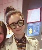 张柏芝与粉丝合影 米色外套丸子头似少女