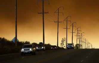 美国南加州山火肆虐 疏散超过8.2万人