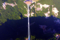 胆战心惊！张家界大峡谷透明玻璃桥运行