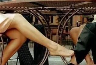 娇妻出轨被老实丈夫发现 竟往丈夫水杯下毒