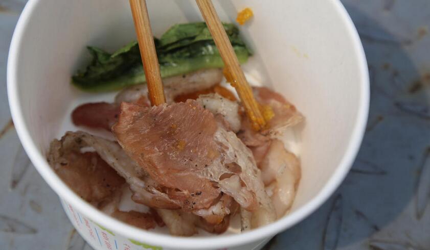 重庆高温 市民在滚烫铁轨上烤肉