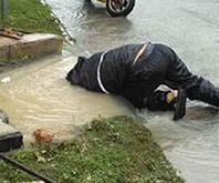 三亚机场：90后维修工头扎污水排险