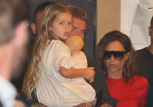 超宠爱！小贝携女出街小七脚不沾地长发齐腰