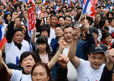 华人大游行控诉巴黎治安差 队伍竟又被抢