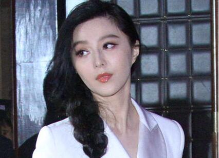 范冰冰扎麻花辫现身 穿羽毛裙秀白皙美腿