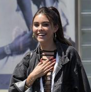 用一款薄外套玩百搭