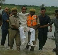 印度官员赴灾区：宝宝的鞋可不能湿呢