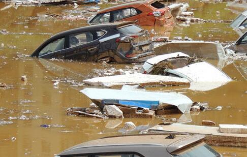 西宁降雨致停车场被淹 近百台新车被冲离车位