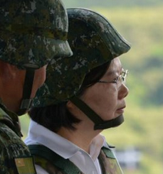 台军演习模拟大陆攻台 蔡英文首次赴现场