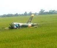 越南军机在实战演习中突发故障坠毁 1人身亡