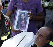 意大利地震遇难者国葬举行 女童舍身救妹令人动容