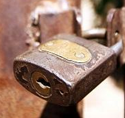 白银案疑凶曾向乡邻讲述案情 藏红衣女子照片