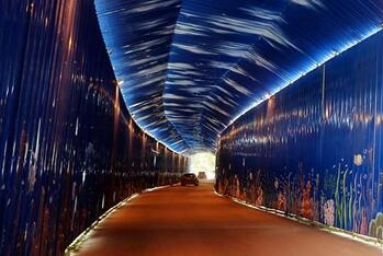 济南逆天施工队将围挡彩绘成“海底隧道”