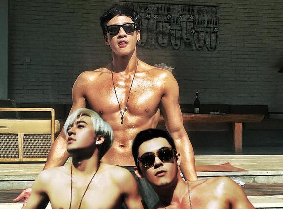 何润东婚前约朋友度假 大秀肌肉他老婆有福了