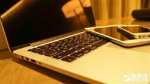 父母“犒赏心理”作怪 孩子大学入学添购苹果三件套